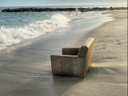 Pantai Ini Selalu Ada Benda Unik nan Aneh, Ada Sofa hingga Alat Gym