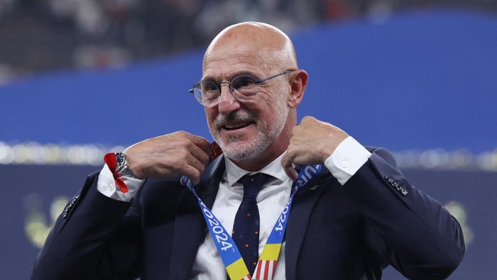 Soccer Football - Euro 2024 - Final - Spain v England - Berlin Olympiastadion, Berlin, Germany - July 14, 2024 Spain coach Luis de la Fuente celebrates with his medal after winning the Euro 2024 REUTERS/Lee Smith