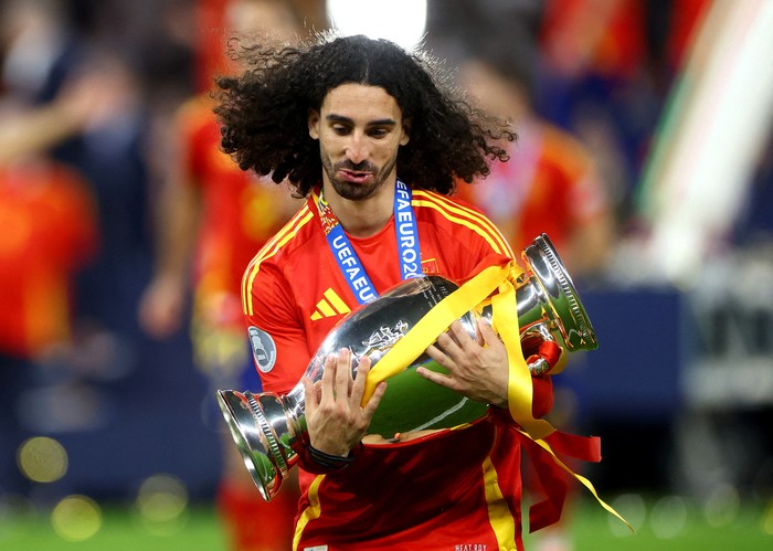 Soccer Football - Euro 2024 - Final - Spain v England - Berlin Olympiastadion, Berlin, Germany - July 14, 2024 Spains Marc Cucurella celebrates with the trophy after winning the final REUTERS/Lisi Niesner     TPX IMAGES OF THE DAY