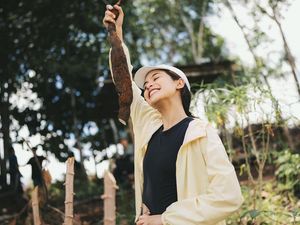 Cerita Maudy Ayunda Meramban Hutan untuk Cari Bahan Makanan Cerita Maudy Ayunda Meramban Hutan untuk Cari Bahan Makanan