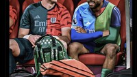 Kalau yang ini meme kekompakan dua kiper Arsenal, Aaron Ramsdale dan David Raya, yang sama-sama masih mengakrabi bangku cadangan Euro 2024. Foto: dok. Internet/X (Twitter)