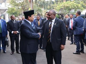 Momen Hangat Prabowo Antar PM Papua Nugini ke Mobil Usai Kunjungi Kemhan Momen Hangat Prabowo Antar PM Papua Nugini ke Mobil Usai Kunjungi Kemhan