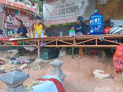 Cerita Warga Wonogiri Tunggui Makam Ayah 40 Hari, Ada Mitos soal Selasa Kliwon