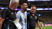 Messi tampak kecewa tak bisa melanjutkan pertandingan untuk membantu Argentina menggapai gelar ke-16 di ajang pesta bola negara Amerika Latin.    