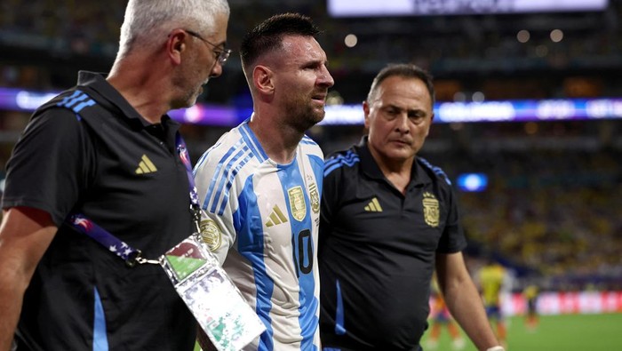 Messi Nangis di Bangku Cadangan Usai Kena Tekel Pemain Kolombia Soccer Football - Copa America 2024 - Final - Argentina v Colombia - Hard Rock Stadium, Miami, Florida, United States - July 14, 2024 Argentina's Lionel Messi reacts after sustaining an injury REUTERS/Agustin Marcarian TPX IMAGES OF THE DAY