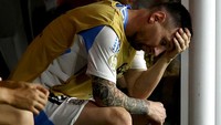 Kaki kanan Messi bermasalah, pergelangan dan otot pahanya, membuat Messi harus ditarik.  