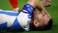 Tim medis Argentina melakukan perawatan, akhirnya tak mampu melanjutkan pertandingan.   