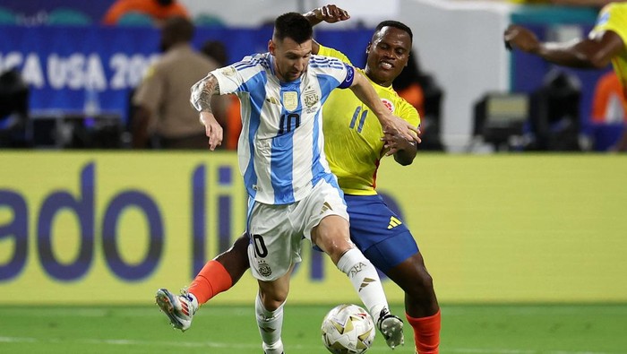 Soccer Football - Copa America 2024 - Final - Argentina v Colombia - Hard Rock Stadium, Miami, Florida, United States - July 14, 2024 Argentina's Lionel Messi reacts after sustaining an injury REUTERS/Agustin Marcarian     TPX IMAGES OF THE DAY