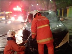 Honda CR-V Terbakar di Dekat KBS Surabaya