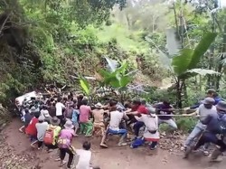 Heboh Warga Enrekang Gotong Royong Tarik Mobil Jatuh di Jurang Pakai Tali