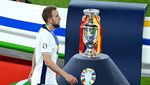 Momen Harry Kane Tertunduk di Samping Trofi Piala Eropa