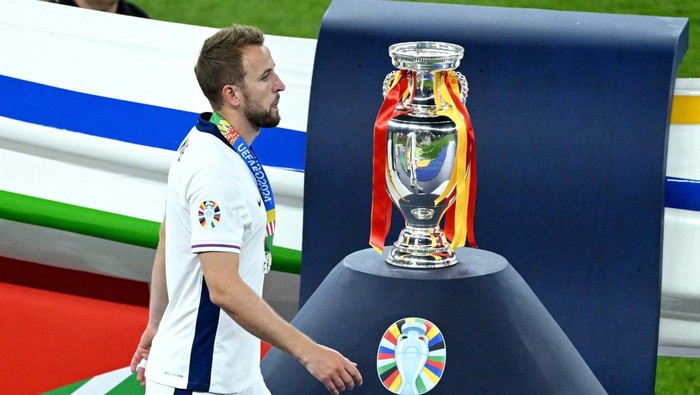 Soccer Football - Euro 2024 - Final - Spain v England - Berlin Olympiastadion, Berlin, Germany - July 14, 2024
England's Harry Kane shakes hands with Britain's Prince William, Prince of Wales, Football Association Chairwoman and UEFA Vice President Debbie  Hewitt after losing the final REUTERS/Annegret Hilse