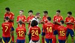 Momen Harry Kane Tertunduk di Samping Trofi Piala Eropa