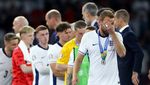 Momen Harry Kane Tertunduk di Samping Trofi Piala Eropa