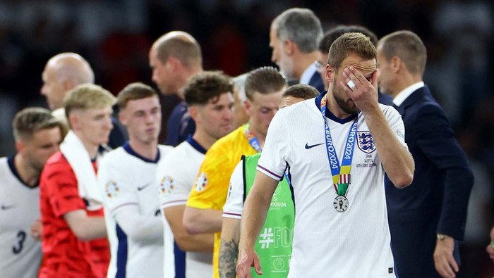 Soccer Football - Euro 2024 - Final - Spain v England - Berlin Olympiastadion, Berlin, Germany - July 14, 2024
Englands Harry Kane shakes hands with Britains Prince William, Prince of Wales, Football Association Chairwoman and UEFA Vice President Debbie  Hewitt after losing the final REUTERS/Annegret Hilse