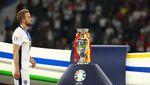 Momen Harry Kane Tertunduk di Samping Trofi Piala Eropa