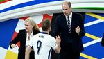 Momen Harry Kane Tertunduk di Samping Trofi Piala Eropa
