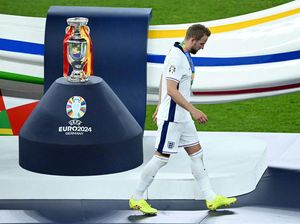 Momen Harry Kane Tertunduk di Samping Trofi Piala Eropa