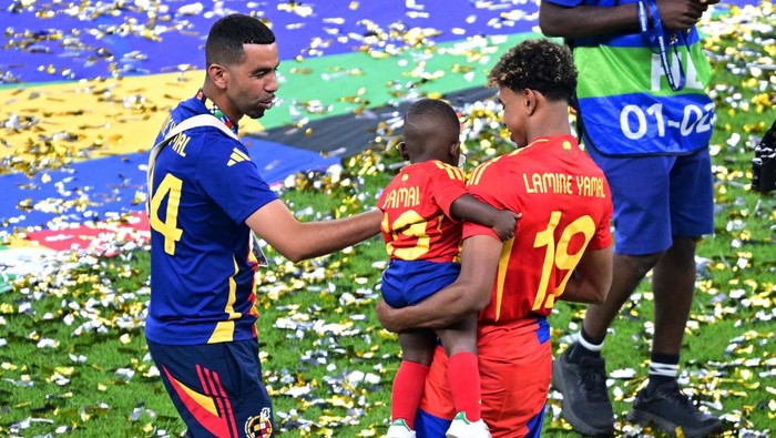 Soccer Football - Euro 2024 - Final - Spain v England - Berlin Olympiastadion, Berlin, Germany - July 14, 2024
Spains Lamine Yamal walks past the trophy after collecting his winners medal REUTERS/Kai Pfaffenbach