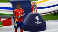 Yamal juga dinobatkan sebagai Pemain Muda Terbaik di ajang ini. Bintang muda Barcelona itu baru berusia 17 tahun pada 13 Juli 2024.  