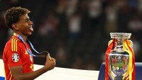 Ini menjadi kali kedua secara beruntun penghargaan Pemain Muda Terbaik hadir dari kubu Spanyol. Pada edisi sebelumnya Pedri yang mendapatkannya meski Spanyol kandas di semifinal lewat adu penalti dari Italia.  