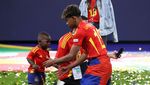 Momen Lamine Yamal Rayakan Gelar Juara Bersama Saudara Ciliknya