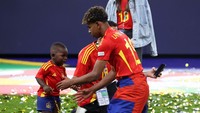 Lamine Yamal merayakan merayakan gelar juara bersama saudaranya Lykkelita Dronningen Bilde.  