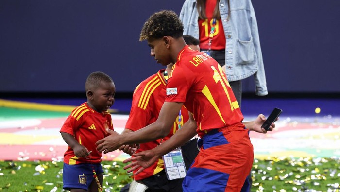 Momen Lamine Yamal Rayakan Gelar Juara Bersama Saudara Ciliknya Soccer Football - Euro 2024 - Final - Spain v England - Berlin Olympiastadion, Berlin, Germany - July 14, 2024
Spain's Lamine Yamal walks past the trophy after collecting his winners medal REUTERS/Kai Pfaffenbach