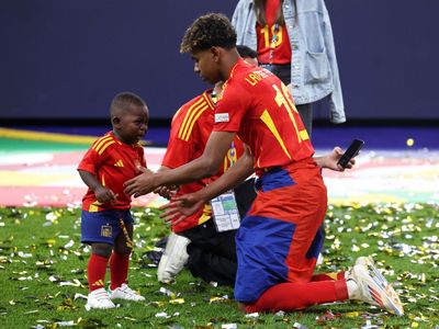 Momen Lamine Yamal Rayakan Gelar Juara Bersama Saudara Ciliknya