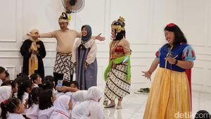 Gaya Unik Para Guru SD di Surabaya Sambut Siswa Baru