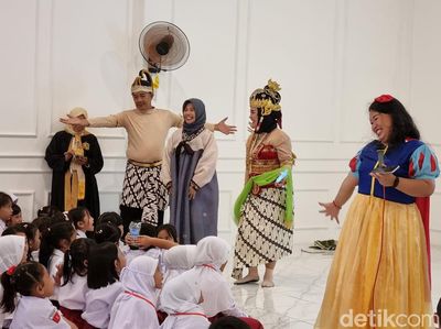 Gaya Unik Para Guru SD di Surabaya Sambut Siswa Baru