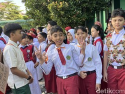 Semringahnya Siswa Baru di Bandung Sambut Hari Pertama Sekolah