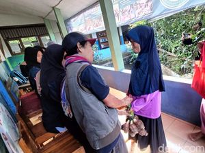 Calon Murid MTs Pakis Banyumas Bawa Hasil Bumi untuk Daftar Ulang, Ini Alasannya Calon Murid MTs Pakis Banyumas Bawa Hasil Bumi untuk Daftar Ulang, Ini Alasannya