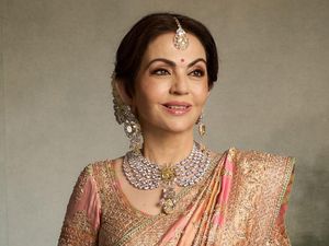 Nita Ambani Berkalung Berlian 180 Karat di Nikahan Putranya, Dibuat 1.000 Jam