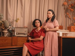 NonaRia Kasih Nuansa 1940-an di Dengarkanlah Radio
