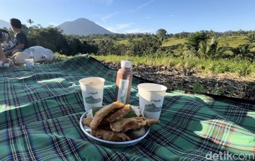 Istimewa! Ngopi dengan Pemandangan Senja dan Gunung Bali yang Cantik