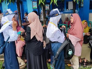 Cerita Ortu di Ciamis Ramai-ramai Dampingi Anak di Hari Pertama Sekolah