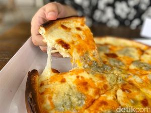 Pizza Viral dengan Topping Melimpah Dijual di Perumahan Mewah Pizza Viral dengan Topping Melimpah Dijual di Perumahan Mewah
