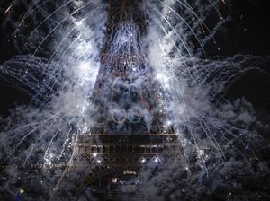 Pesta Kembang Api Meriahkan Perayaan Bastille Day di Paris Pesta Kembang Api Meriahkan Perayaan Bastille Day di Paris