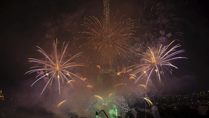 Pesta Kembang Api Meriahkan Perayaan Bastille Day di Prancis Perayaan Bastille Day di Paris, Prancis, dimeriahkan pesta kembang api. Menara Eiffel terlihat bermandikan cahaya warna-warni dari pesta kembang api tersebut.
