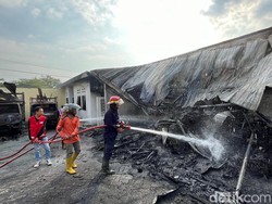 Pabrik Pengeringan Plastik di Mojokerto Terbakar, Seorang Karyawan Luka