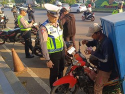 Sejumlah Pemotor Tak Pakai Helm Terjaring Operasi Patuh di Sentul Bogor