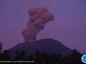 Gunung Ibu Erupsi 16 Kali, Warga Diimbau Tak Beraktivitas di Radius 4 Km Gunung Ibu Erupsi 16 Kali, Warga Diimbau Tak Beraktivitas di Radius 4 Km