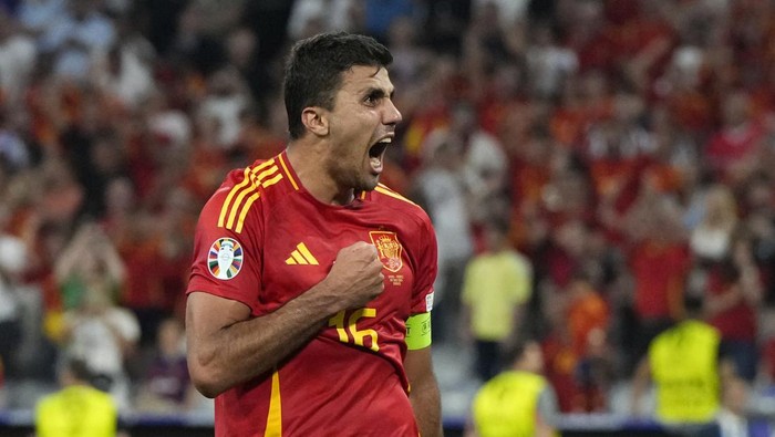 Spains Rodri celebrates at the end of the semifinal match between Spain and France at the Euro 2024 soccer tournament in Munich, Germany, Tuesday, July 9, 2024. (AP Photo/Hassan Ammar)