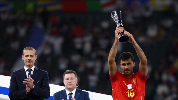 Soccer Football - Euro 2024 - Final - Spain v England - Berlin Olympiastadion, Berlin, Germany - July 14, 2024 Spains Rodri celebrates with the player of the tournament trophy after winning the Euro 2024 REUTERS/Lee Smith