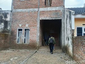 Polisi Sebut Zat Kimia Diduga Peledak di Rumah Kosong Jember Tak Berbahaya Polisi Sebut Zat Kimia Diduga Peledak di Rumah Kosong Jember Tak Berbahaya