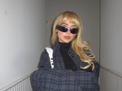 Sabrina Carpenter Bergaya ala Madonna di Red Carpet MTV VMA 2024