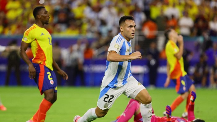 Soccer Football - Copa America 2024 - Final - Argentina v Colombia - Hard Rock Stadium, Miami, Florida, United States - July 15, 2024
Argentina's Lionel Messi and Lisandro Martinez celebrate after winning the final REUTERS/Agustin Marcarian