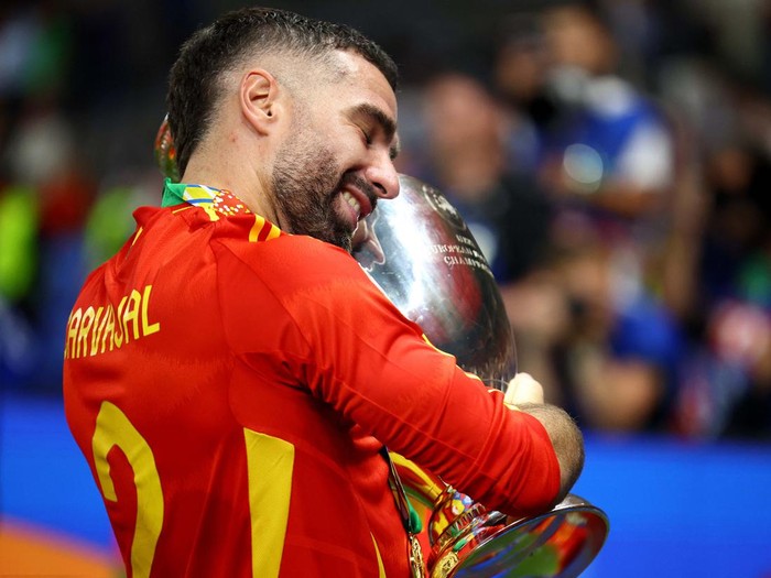 Soccer Football - Euro 2024 - Final - Spain v England - Berlin Olympiastadion, Berlin, Germany - July 14, 2024
UEFA president Aleksander Ceferin present the trophy to Spain's Alvaro Morata after winning the Euro 2024 aas King Felipe VI of Spain looks on REUTERS/Lee Smith