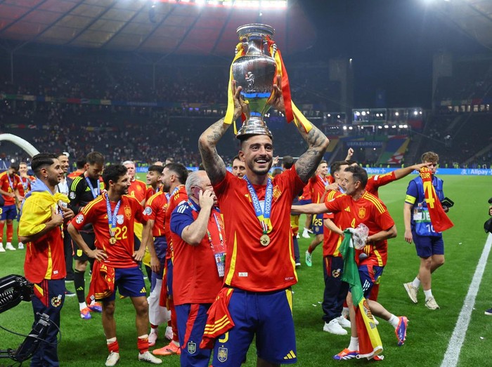 Soccer Football - Euro 2024 - Final - Spain v England - Berlin Olympiastadion, Berlin, Germany - July 14, 2024
UEFA president Aleksander Ceferin present the trophy to Spain's Alvaro Morata after winning the Euro 2024 aas King Felipe VI of Spain looks on REUTERS/Lee Smith